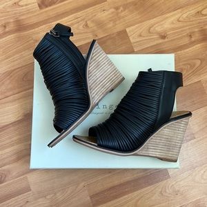 Hinge Wedge - “Turner” Shredded Style in Black